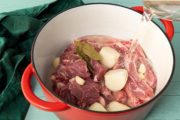 cooking-meat-for-chelo-ghoosht