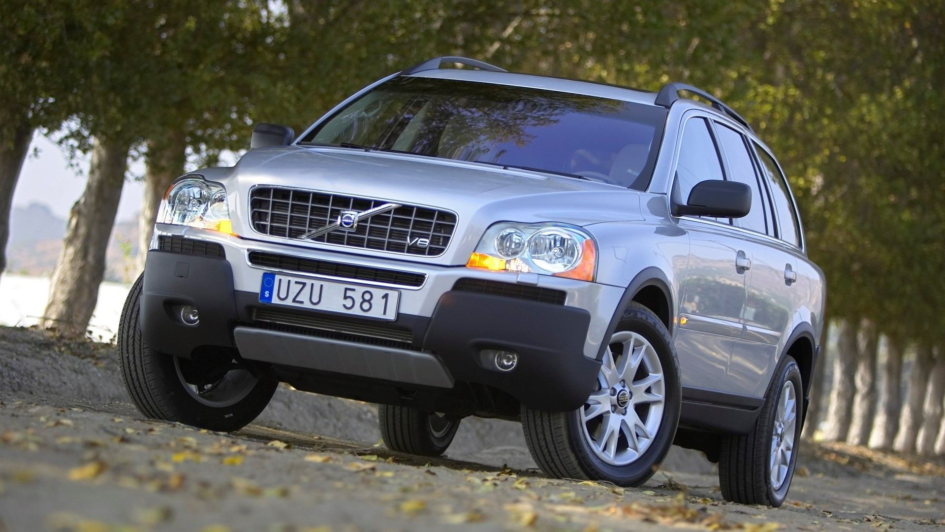7-a-silver-2005-volvo-xc90-v8-front-quarter-shot