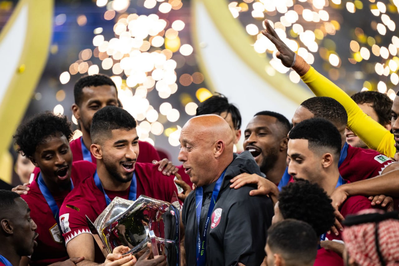شوخی بازیکنان با «سر بدون موی» سرمربی قطر