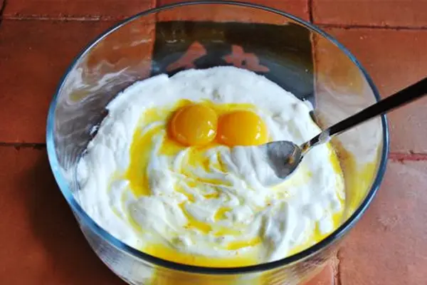 Combine-yogurt-and-egg-yolk-in-a-bowl