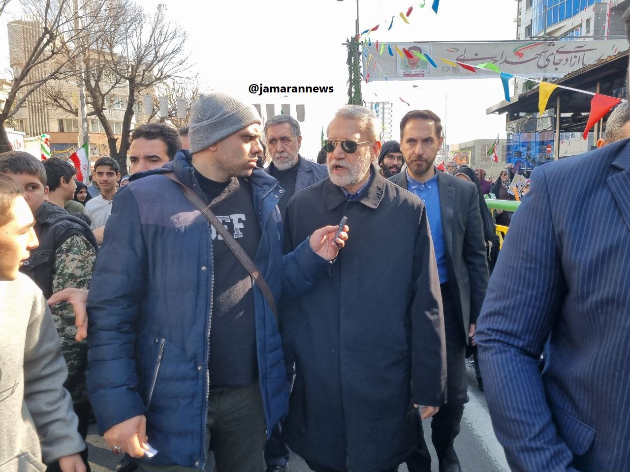 دو سیاستمدار معروف با عینک دودی در راهپیمایی