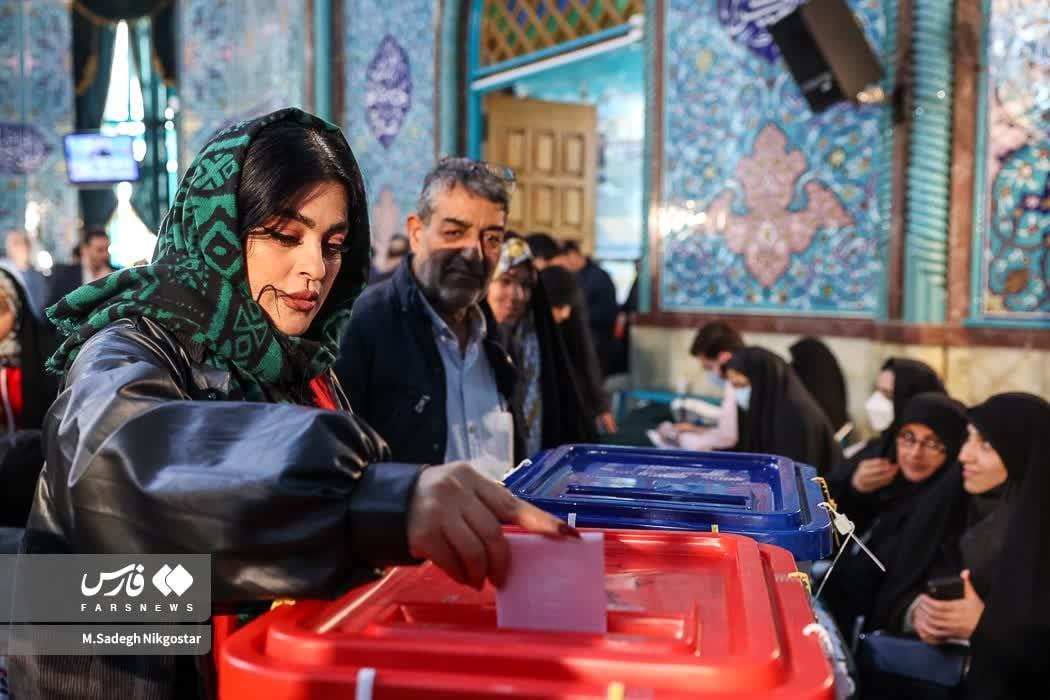 پوشش خبرساز چند خانم در پای صندوق رای 