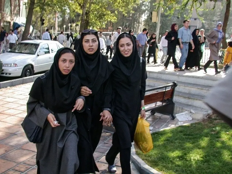 تصاویر سه دختر تهرانی از سال 81 جلب توجه کرد تصاویر سه دختر تهرانی از سال 81 جلب توجه کرد