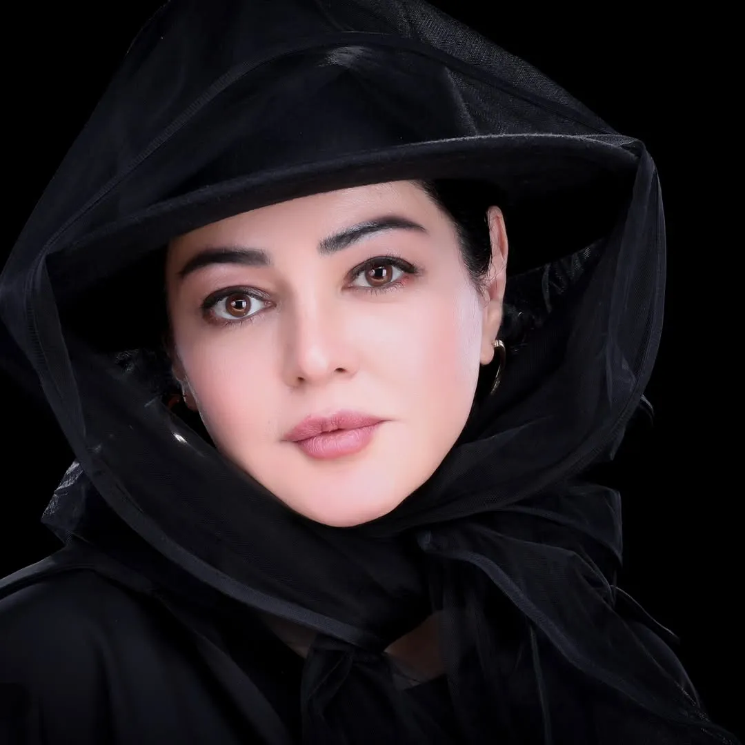 ژست آتلیه‌ای رزیتا غفاری با کلاه مشکی و تور تیره
