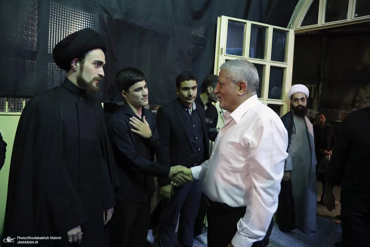 فرزند سیدحسن خمینی در مراسم ختم مادربزرگش فرزند سیدحسن خمینی در مراسم ختم مادربزرگش