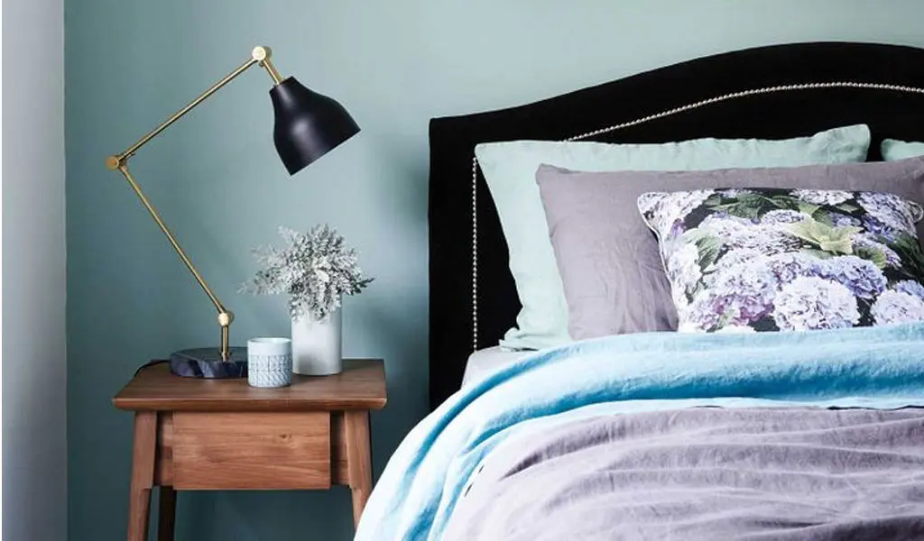 Decorate-the-bedside-table-4