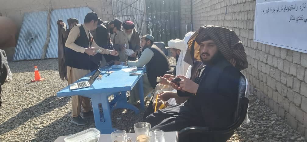 کمک دلاری طالبان به مهاجران افغان