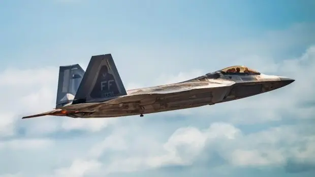 a-us-air-force-f-22-raptor-assigned-to-the-71st-fi-4-620x349