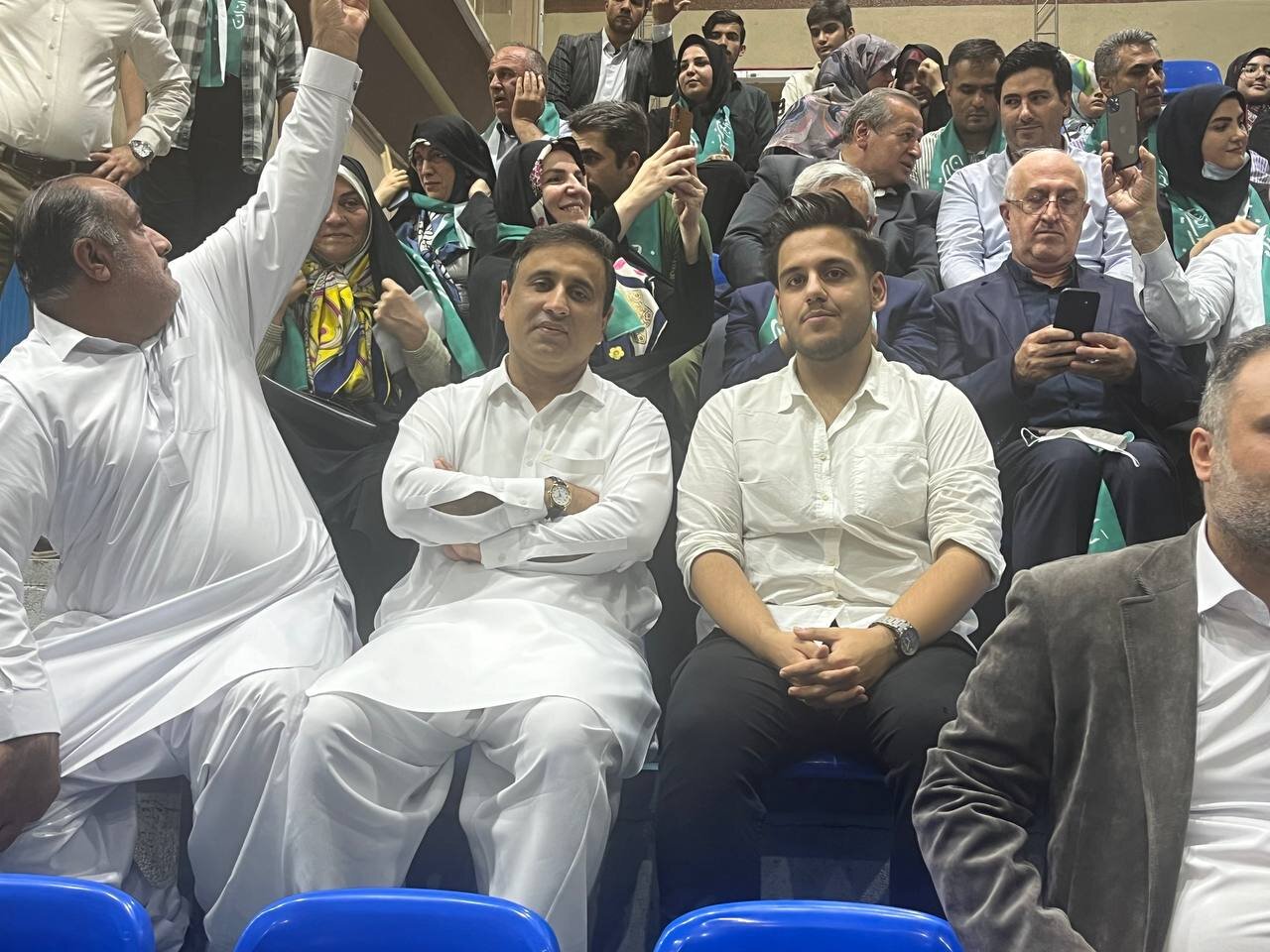 یادگارِ رفسنجانی با شال سبز  در ستاد پزشکیان حاضر شد