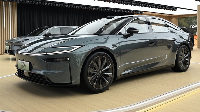 13-toyota-bz7-on-display-at-shanghai-motor-show-2025