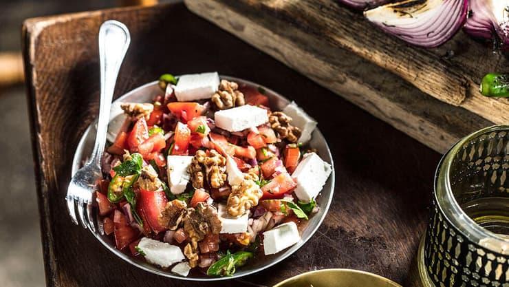 سالاد شیرازی با پنیر و گردو