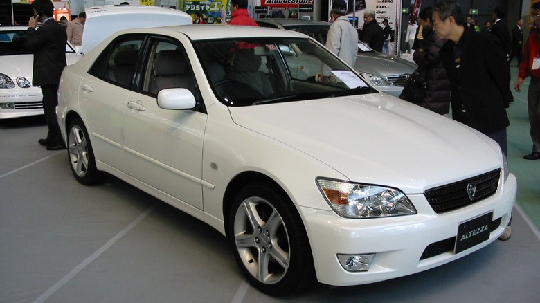3-toyota-altezza-on-sale-in-japan