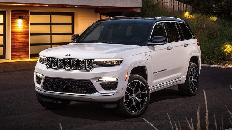 least-reliable-car-brands-2025-2-a-white-2025-jeep-grand-cherokee-parked