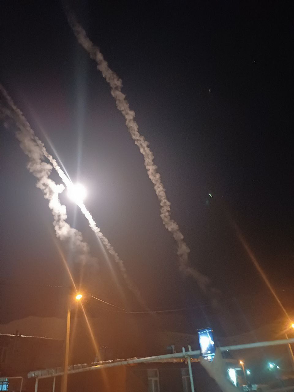 چند عکس واضح از لحظه اصابت موشک‌های ایران