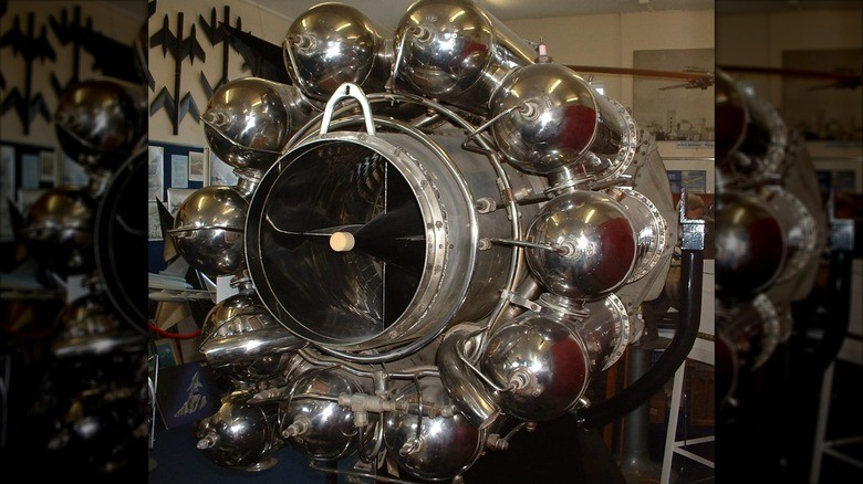 1-a-whittle-w2700-engine-on-display