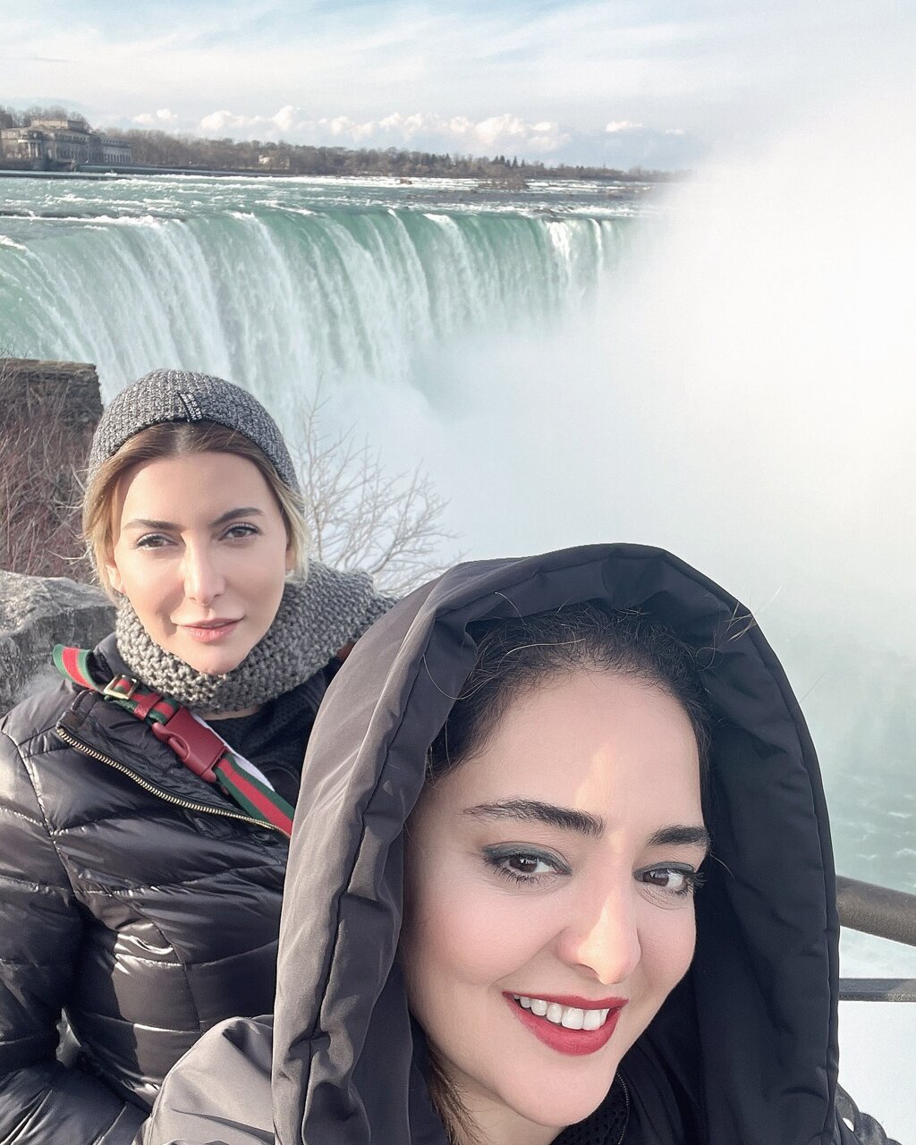 خوش‌گذرانی دو بازیگر خانم در کنار آبشار نیاگارا