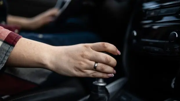 close-up-of-a-persons-hand-on-a-manual-shifter-kno-3-620x348