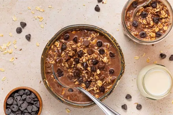 adding-chocolate-chipsi-mixture-otmeal