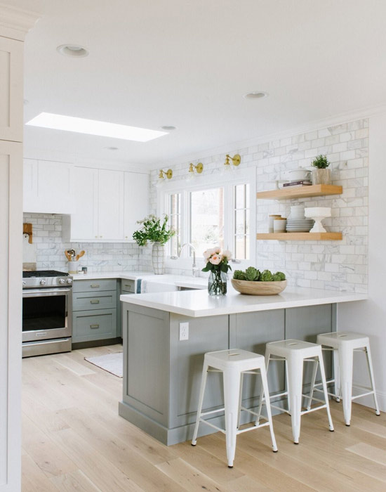 بهترین رنگ کابینت آشپزخانه کوچک (پیشنهاد طراحان داخلی 2024) + عکس‌
