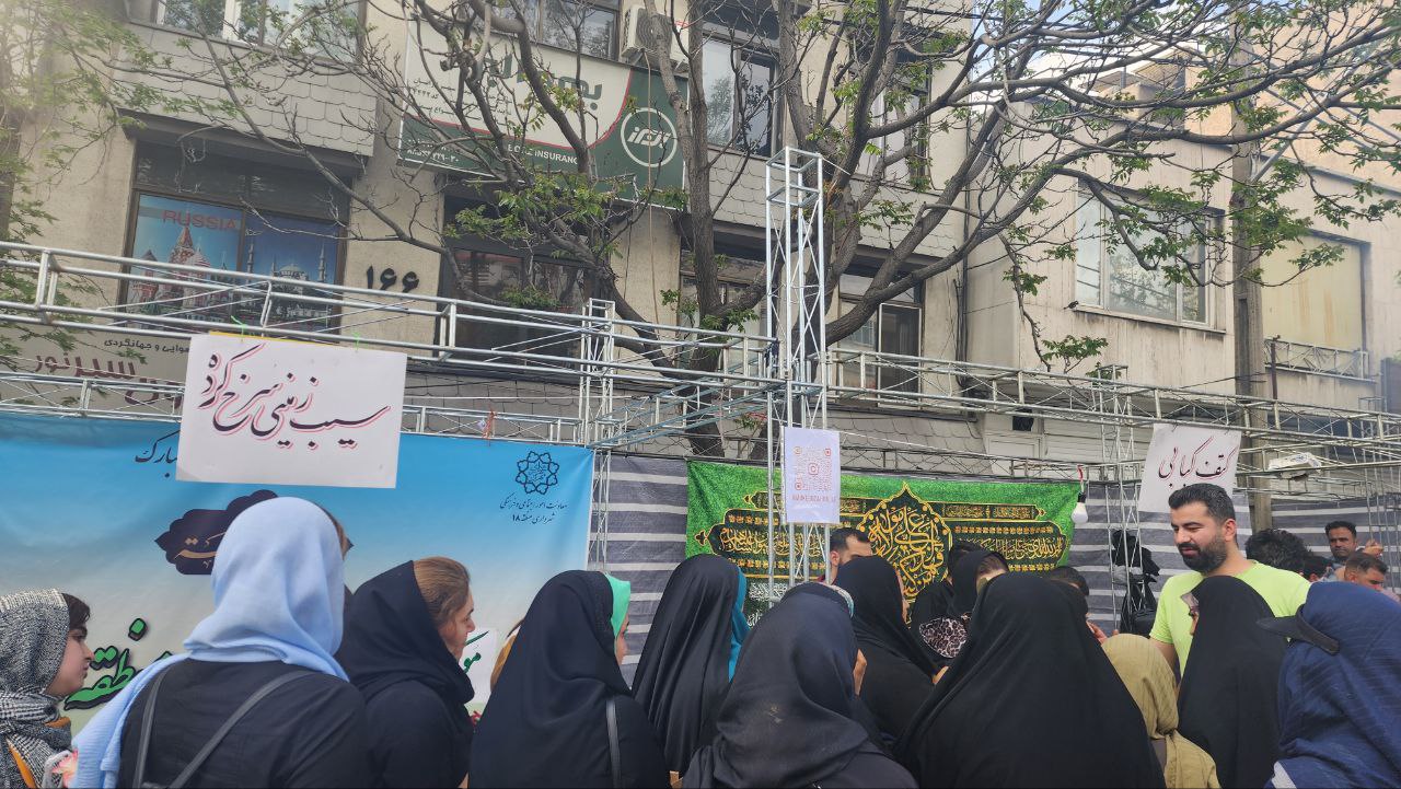 تصاویرِ توزیع بال کبابیِ صلواتی در تهران وایرال شد