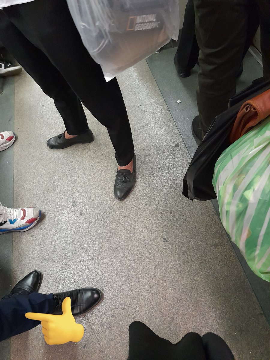 عکسی عجیب از یک مسافر متخلف متروی تهران که وایرال شد
