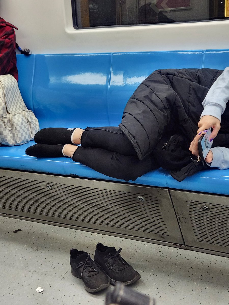 عکسی از یک دختر در مترو که همه را عصبانی کرد