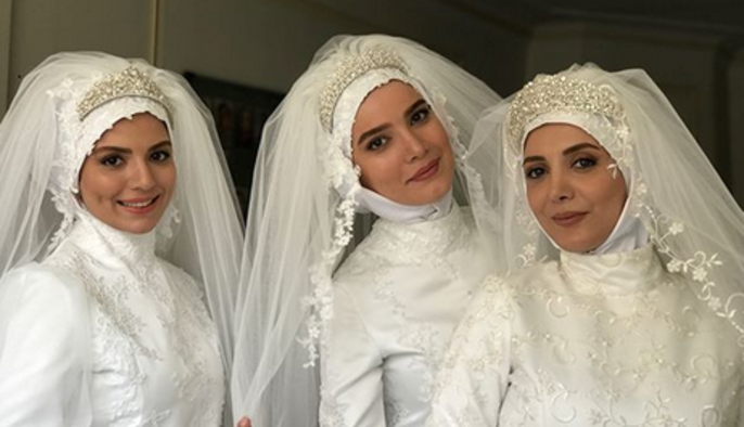 عکس صمیمی آشا محرابی با دو بازیگر سریال لیسانسه‌ها 