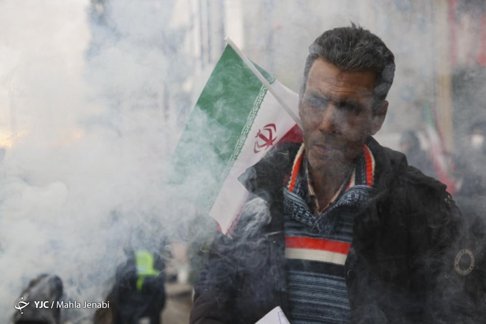 عکسی از حاشیه راهپیمایی 22 بهمن که فراگیر شد