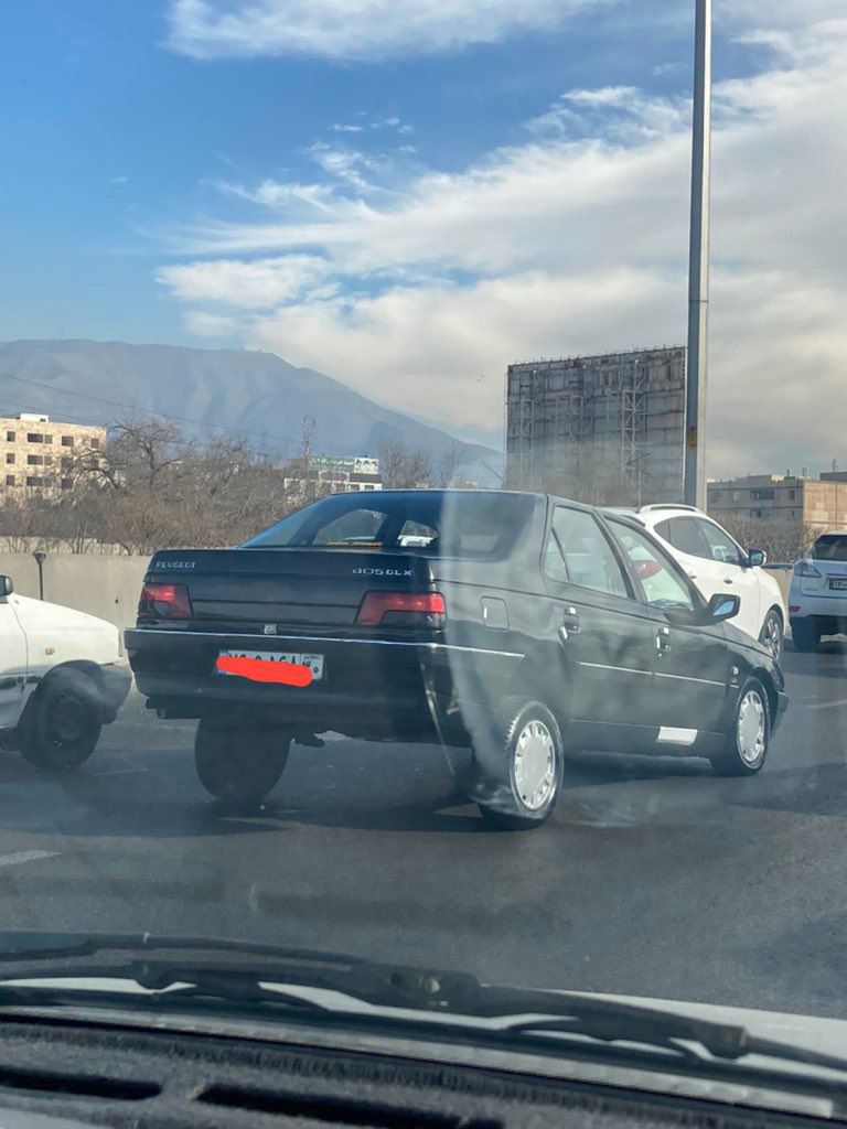 اقدام عجیب یک خودرو در خیابان‌ برای جلب توجه!