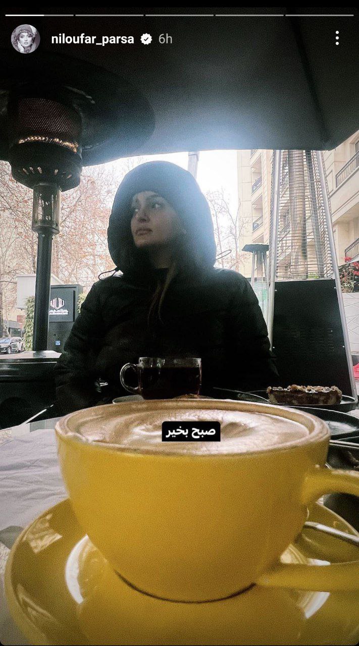 استایل زمستانی بازیگر آوای باران در یک کافه