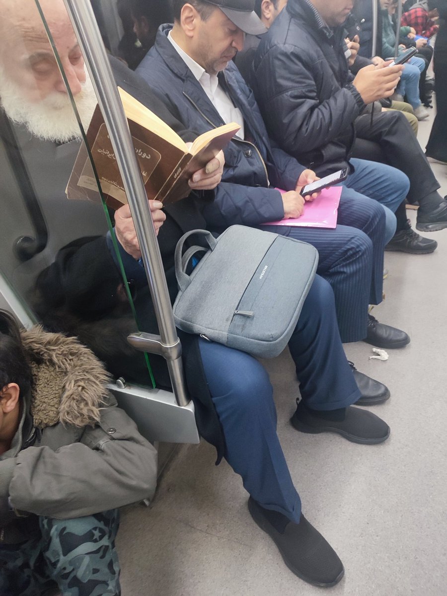 تصویر قشنگ از یک مرد مسن در مترو تهران 