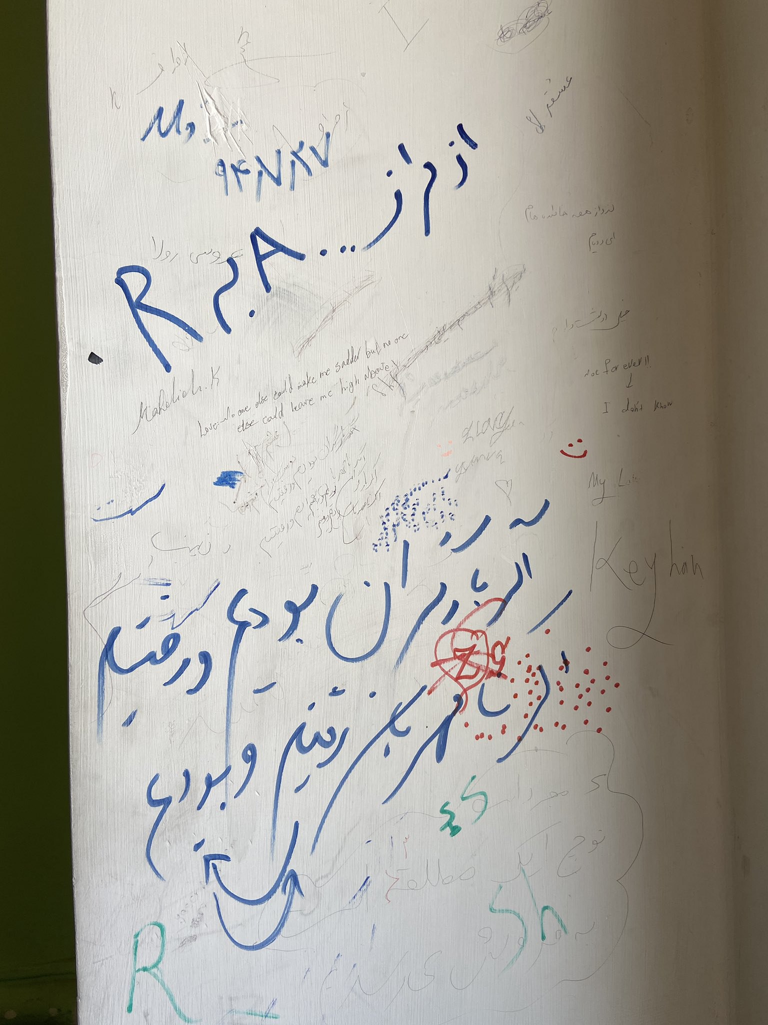 دیوار نوشته تقلب دانش‌آموزان، خانم معلم را متعجب کرد