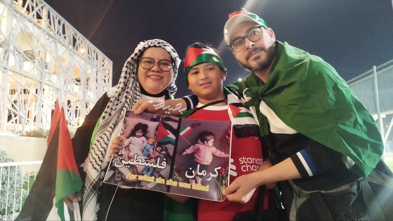 قاب تلخ یک خانواده فلسطینی با عکسی از ایران
