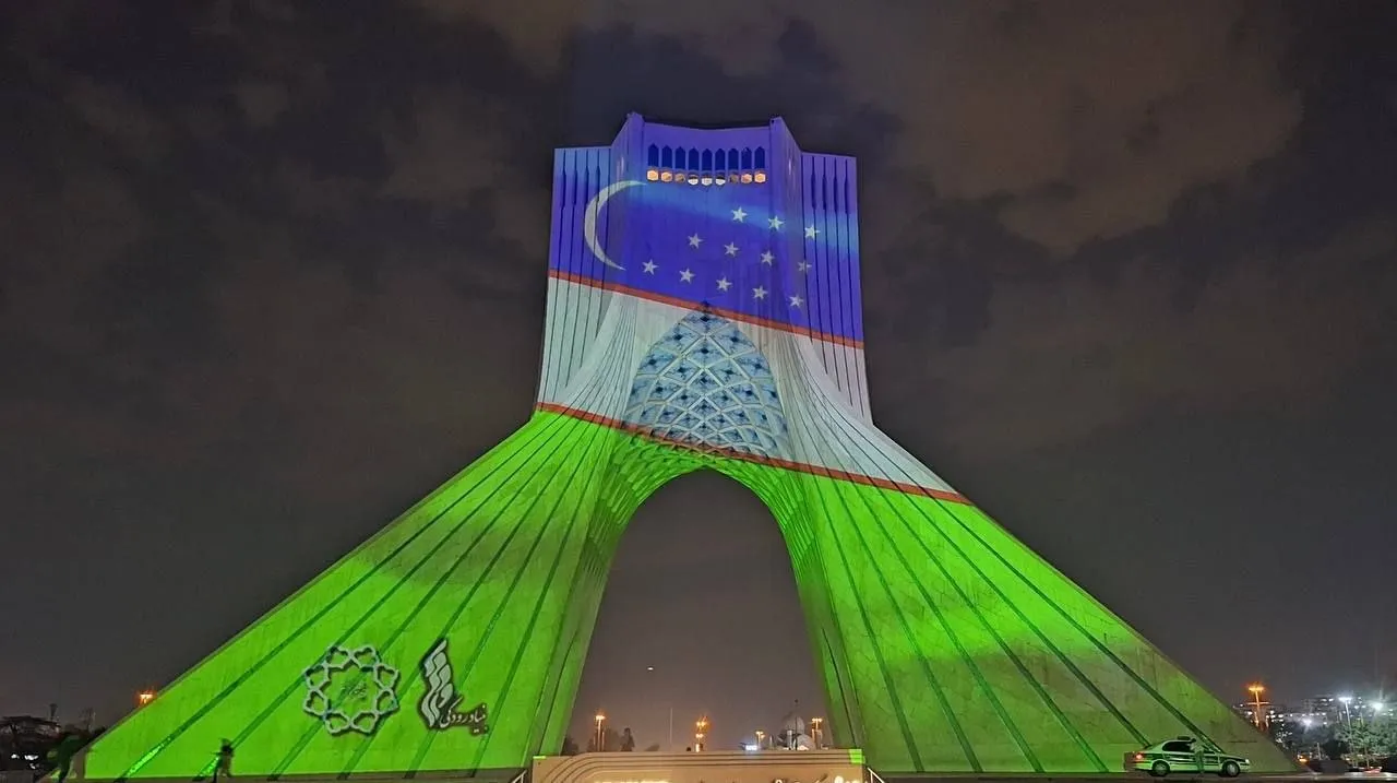 ظاهر متفاوت میدان آزادی امشب جلب‌توجه کرد