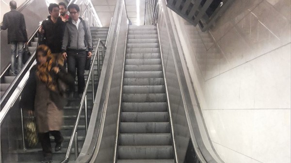 ۱۰ خطر جانی پنهان پله‌برقی‌ها و چطور از آن‌ها در امان باشیم