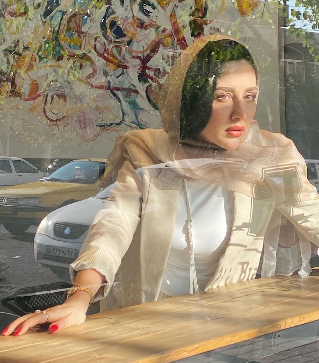 فوتوشات‌های جذاب میترا رفیع در یک کافه
