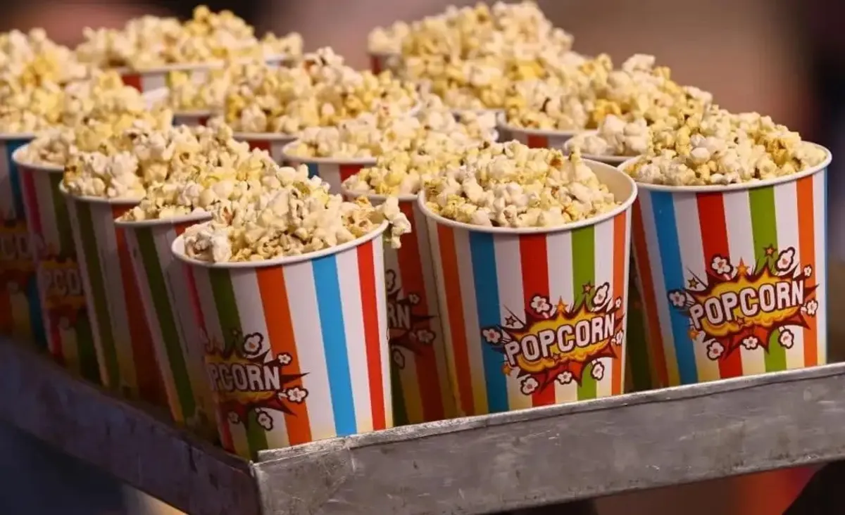 popcorn-on-a-tray-pictured-on-a-vendors-tray-69089e629c6ff48fa134104f_11zon