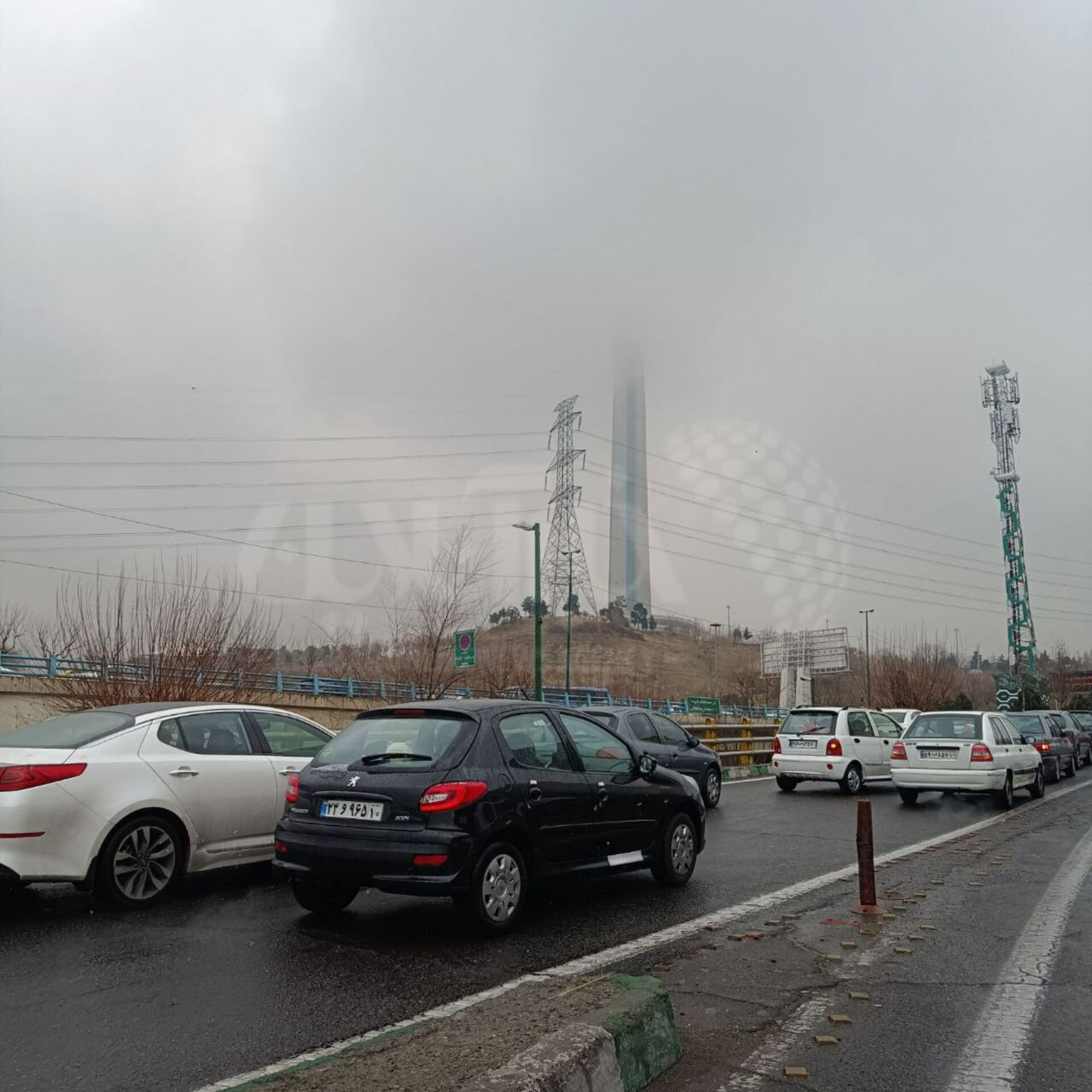 برج میلاد در میان هوای برفی تهران ناپدید شد!