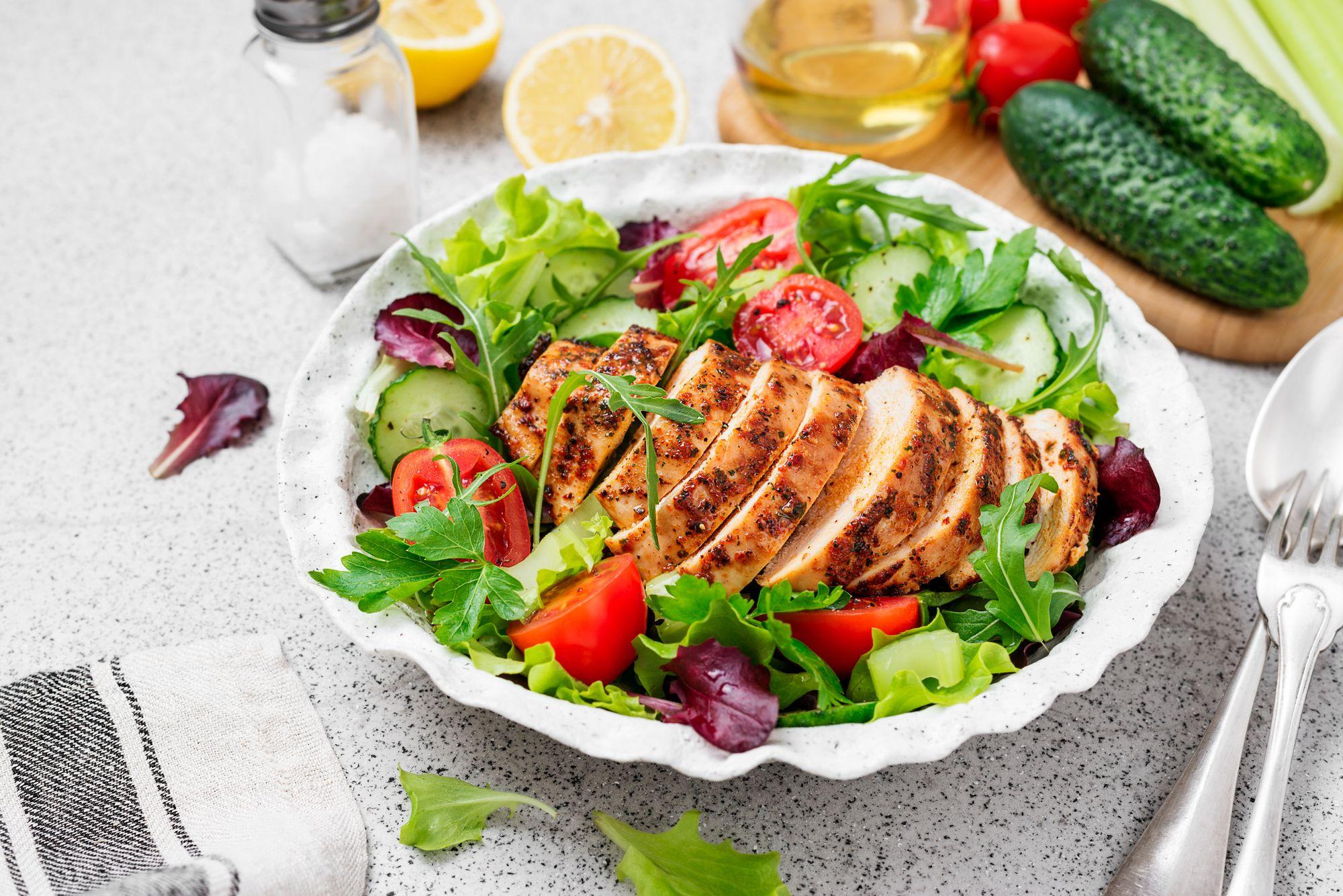 مرغ گریل و سبزیجات