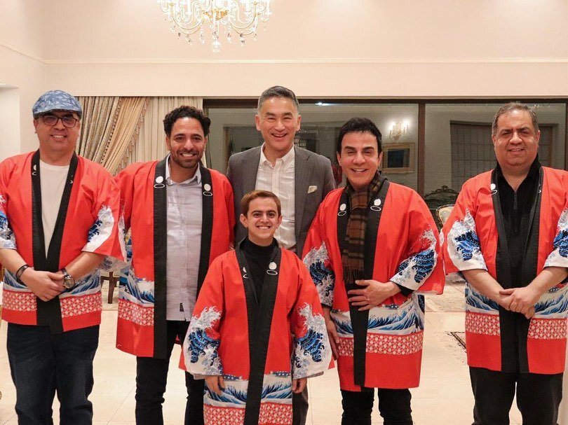  عمو پورنگ در کنار آقای سفیر، لباس ژاپنی پوشید