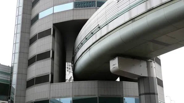 این بزرگراه ژاپنی از وسط یک ساختمان ۱۶ طبقه عبور می‌کند؛ داستان عجیب Gate Tower اوساکا