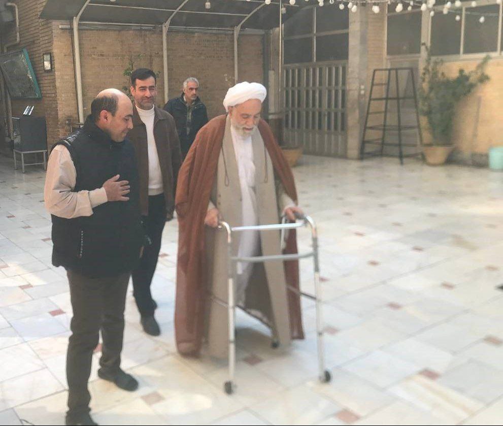 حضور روحانی سرشناس تهران در انتخابات با واکر