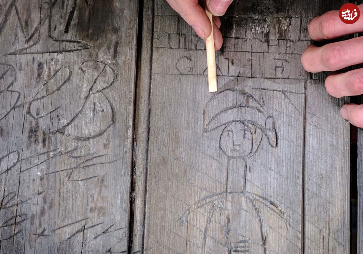 کشف عجیب‌ترین پرتره ناپلئون روی یک در چوبی