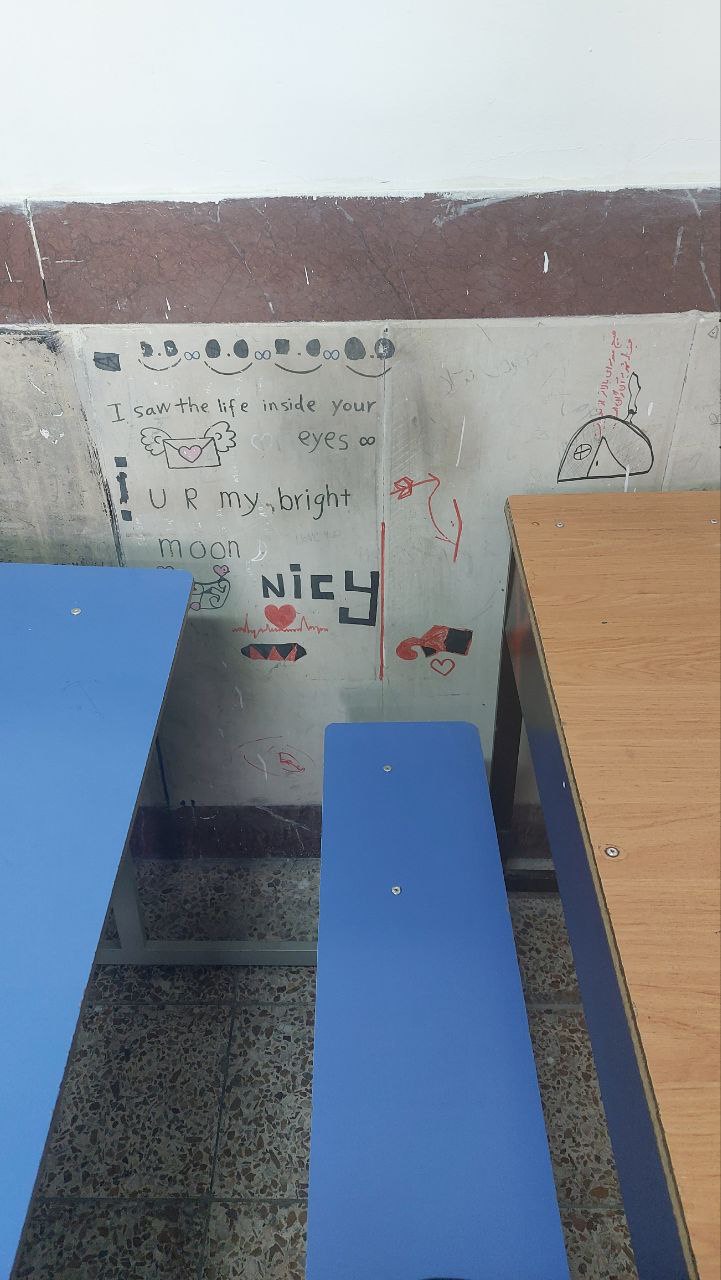 تصویر وایرال شده از دست نوشته دانش‌آموزان روی دیوار کلاس
