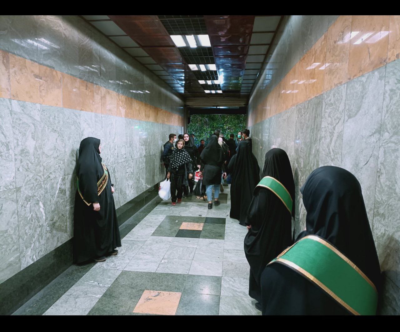 عکس معنادار آذری جهرمی از حجاب‌بانانِ مترو 