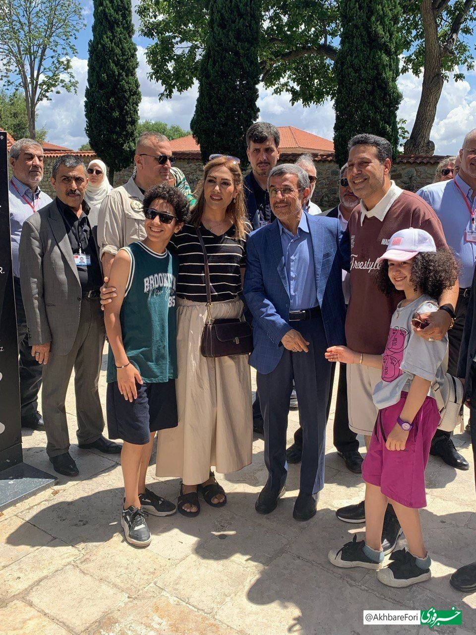 عکس‌های  پرحاشیه احمدی‌نژاد با چند زن در ترکیه