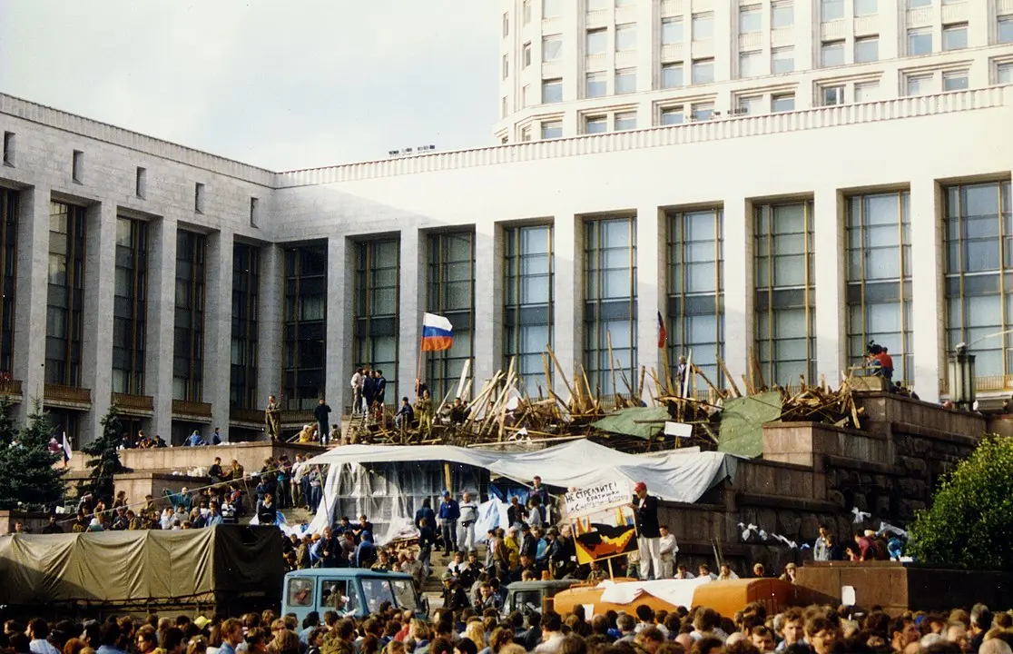 1116px-August_1991_coup_-_awaiting_the_counterattack_outside_the_White_House_Moscow_-_panoramio (1)