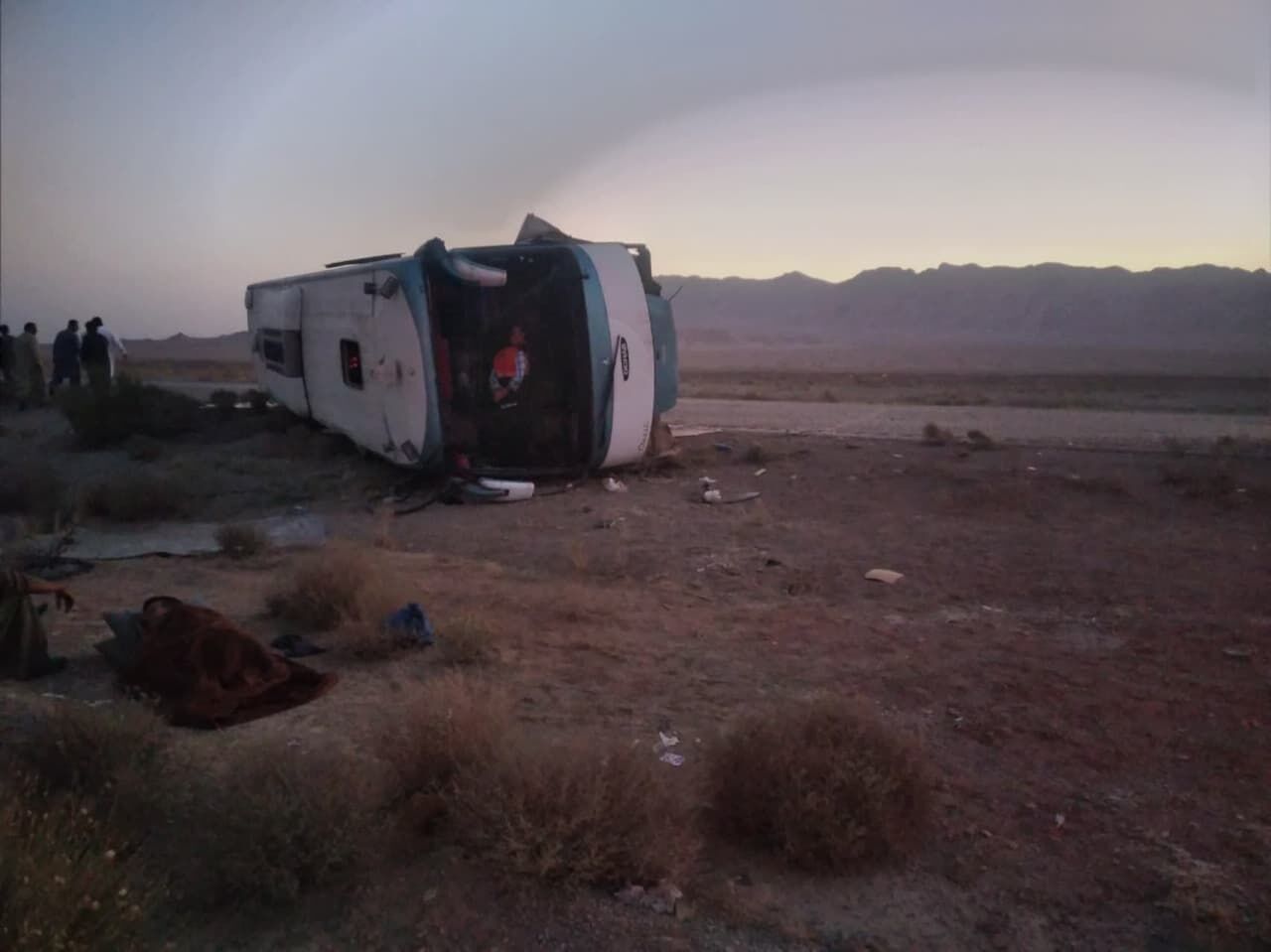 واژگونی اتوبوس مسافربری در یزد حادثه‌ساز شد