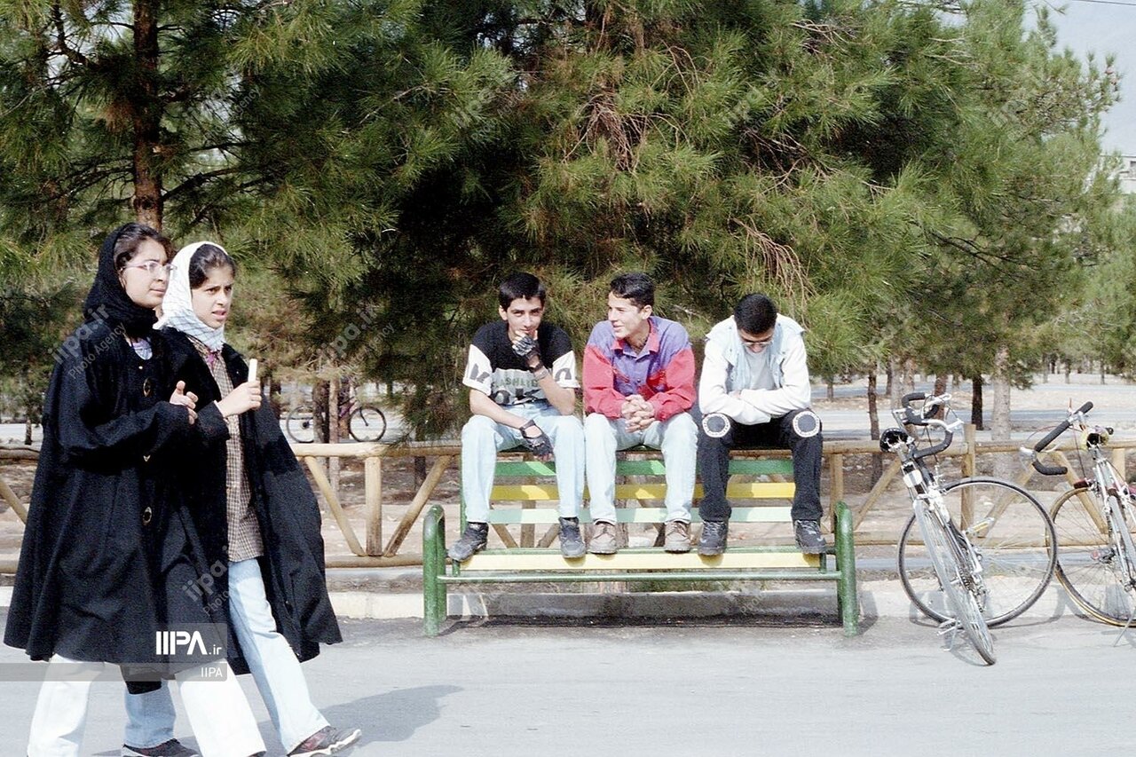 تصاویر زیرخاکی از تفریح مردم تهران در چیتگر