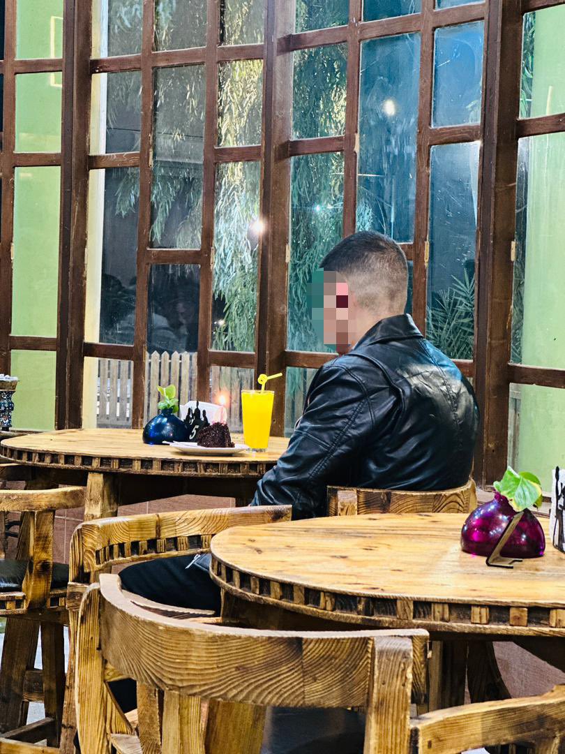 عکس غریبانه یک پسر ایرانی در کافه که نماد تنهایی است